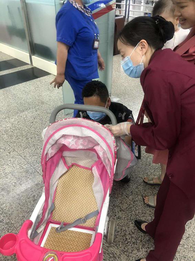 圖片1.png“真情服務”是讓旅客更加安心、放心、舒心的出行。行查室作為部門進港服務的最后一個環(huán)節(jié)，在日常工作中也很注重服務細節(jié)。6月10日，行查室工作人員幫助旅客打開嬰兒車，為她排憂解難。.png