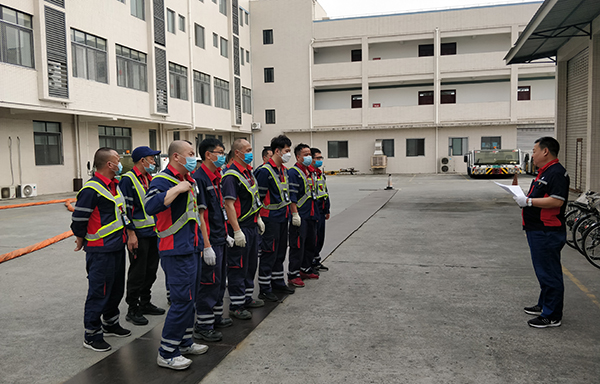 1647848330313615.jpeg 機(jī)務(wù)保障部外場(chǎng)隊(duì)開展殘損航空器搬移應(yīng)急演練1.jpeg