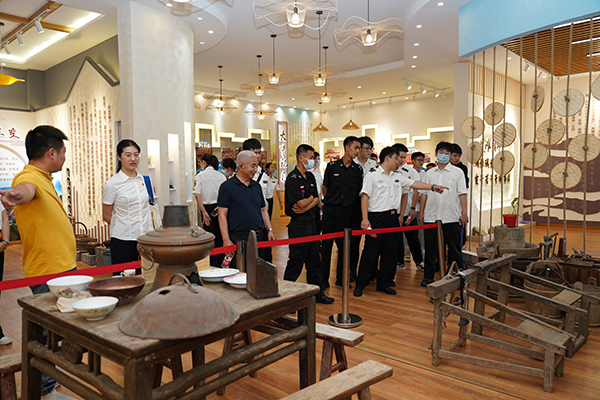 “助力鄉(xiāng)村振興，踐行艱苦奮斗” 將新員工黨性教育活動(dòng)搬到對(duì)口幫扶村.jpg