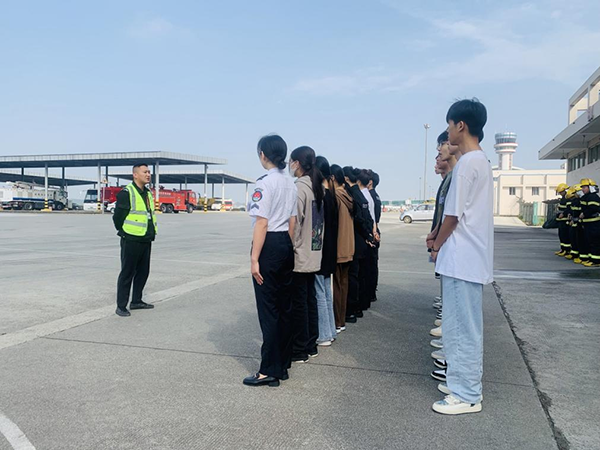 綿陽機(jī)場安檢站對閬中機(jī)場、民航校  實(shí)習(xí)生開展軍訓(xùn).png