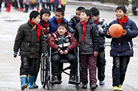 同學(xué)就是手足！安徽一男孩患病無(wú)法行走 被照顧7年