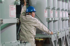 國(guó)網(wǎng)員工認(rèn)真工作