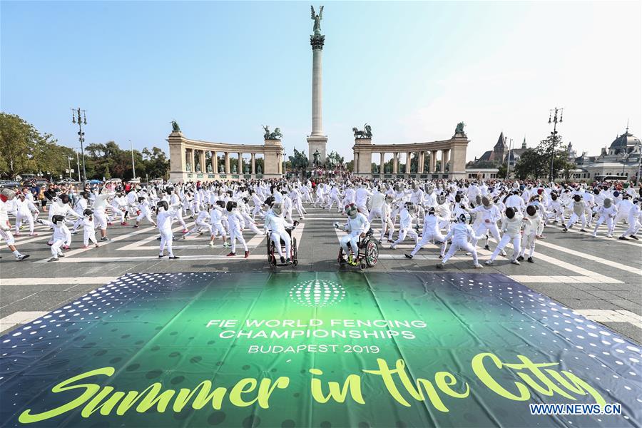 (SP)HUNGARY-BUDAPEST-FENCING FLASHMOB