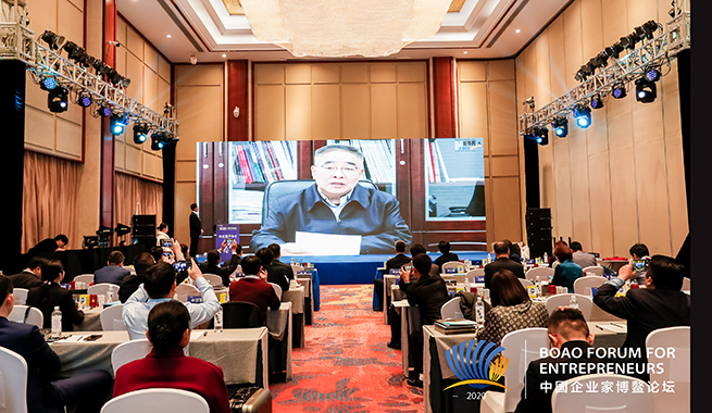 國家榮譽稱號獲得者、中國工程院院士、天津中醫(yī)藥大學(xué)校長張伯禮在視頻致辭