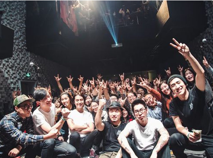 WHO&rsquo;S LISTENING？