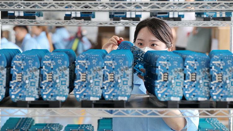 【財(cái)經(jīng)翻譯官】中國(guó)新能源汽車(chē)產(chǎn)銷(xiāo)量緣何連續(xù)七年全球居首？