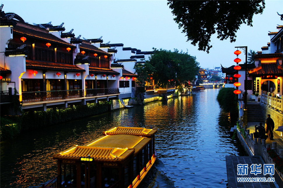 夜色秦淮河，璀璨醉人心