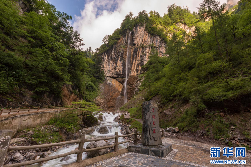 重崖森迥瀑飛先，鵝溝炎夏水風(fēng)涼