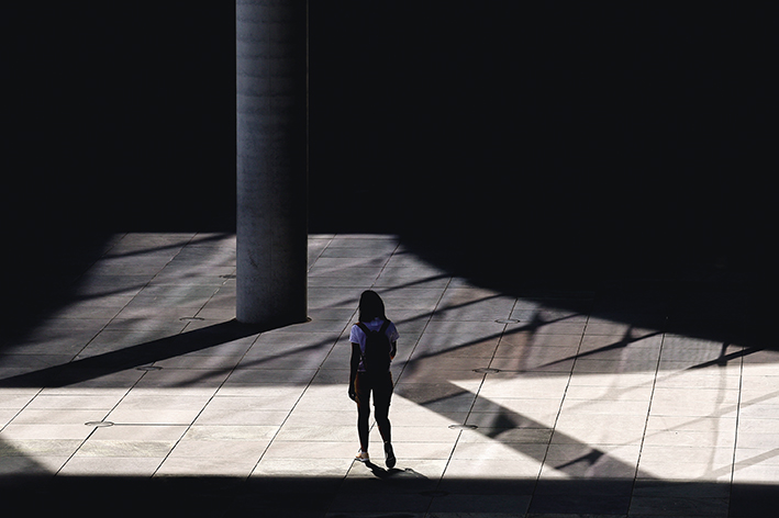 在德国柏林，行人在阴凉处躲避日晒