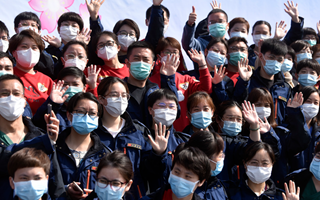 稟父老：樓蘭破，人平安，白衣戰(zhàn)士把家還！