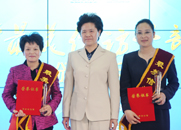 舒曉琴為獲獎?wù)邊蔷辗?、高平珍頒獎