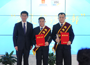 劉正榮為獲獎?wù)咭踪t孝、張海威頒獎