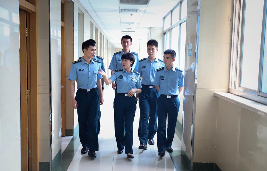 (圖文互動(dòng))(3)“白衣戰(zhàn)士”在沖鋒——記“最美新時(shí)代革命軍人”仲月霞