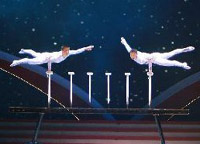 演員汪靜、高鴻陽在晚會(huì)上表演雜技《頂&mdash;&mdash;太極》