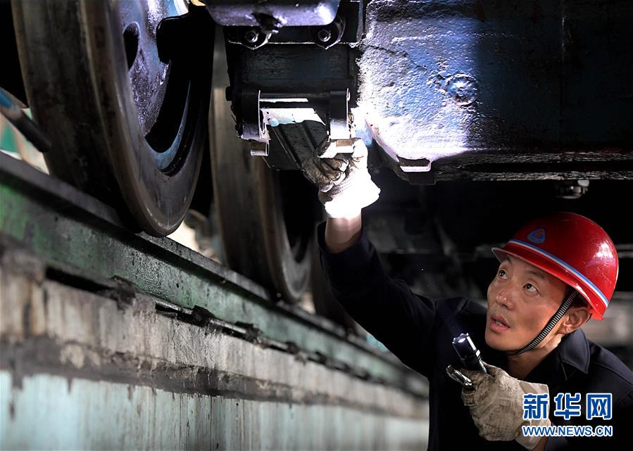 (圖片故事)(1)“機(jī)車醫(yī)生”李向前:“望聞問切”保安全