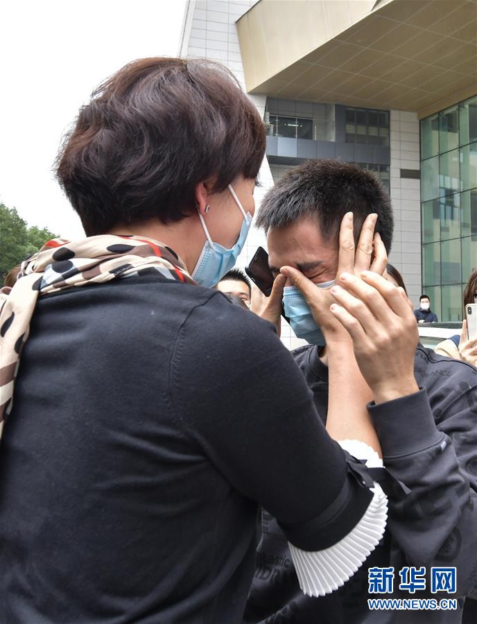 (社會)(11)抗疫“戰(zhàn)友”重聚