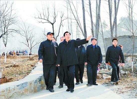 11月27日，省委書記、省人大常委會主任張慶黎到加強基層建設年活動聯(lián)系點淶水縣悟空寺村看望慰問村民，向當?shù)馗刹咳罕娦v黨的十八大精神。這是張慶黎在悟空寺村詳細了解村容村貌的建設情況。郭昭 攝