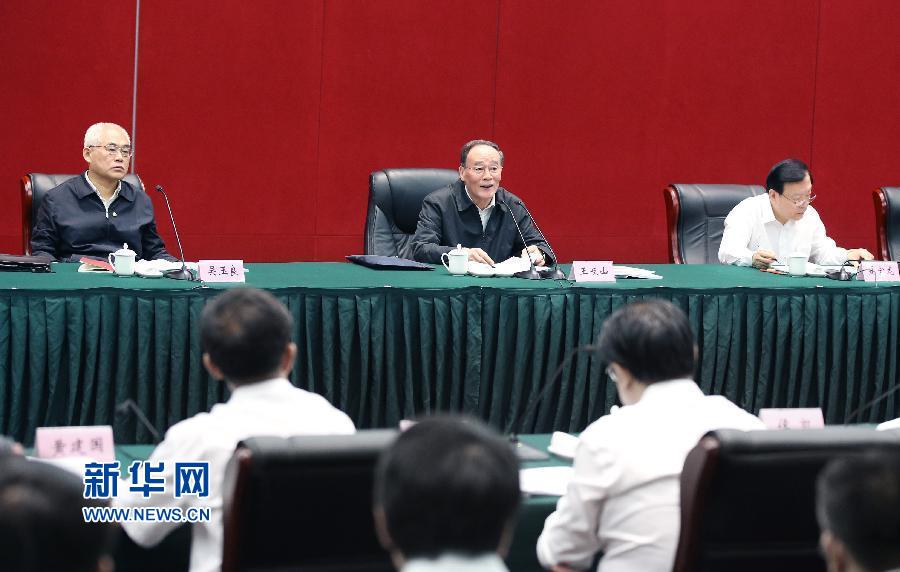 5月8日至10日，中共中央政治局常委、中央紀(jì)委書(shū)記王岐山到浙江省調(diào)研，并主持召開(kāi)部分省區(qū)市紀(jì)委書(shū)記座談會(huì)。這是5月9日，王岐山在嘉興主持召開(kāi)部分省區(qū)市紀(jì)委書(shū)記座談會(huì)。新華社記者 姚大偉 攝 