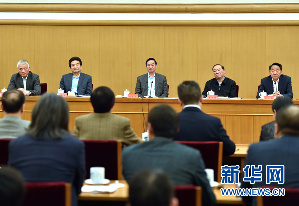 4月8日，中共中央政治局委員、中央書記處書記、中宣部部長劉奇葆在北京同講好中國故事專家學者、文化交流使者研討班學員座談。 新華社記者李濤 攝