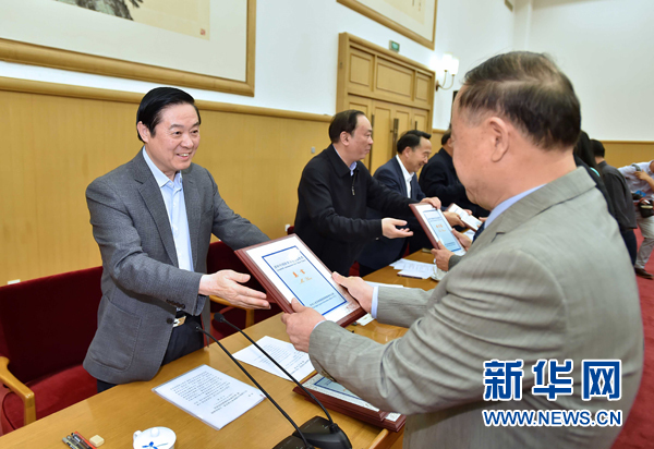 4月8日，中共中央政治局委員、中央書記處書記、中宣部部長劉奇葆在北京同講好中國故事專家學者、文化交流使者研討班學員座談。這是劉奇葆在座談會上向獲得講好中國故事文化交流使者稱號的代表頒發(fā)證書。新華社記者 李濤 攝