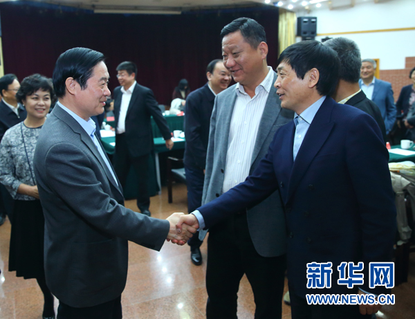 4月12日，中共中央政治局委員、中央書記處書記、中宣部部長劉奇葆在北京出席“走向世界的中國兒童文學(xué)”座談會并講話。這是座談會后，劉奇葆與國際安徒生獎獲得者、兒童文學(xué)作家曹文軒握手。新華社記者丁海濤攝