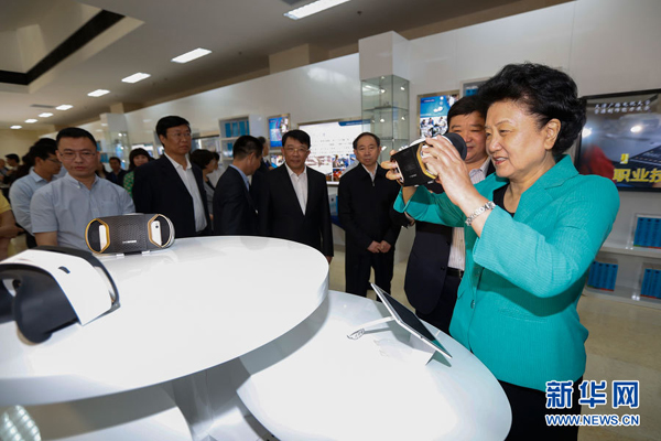 5月8日，中共中央政治局委員、國務院副總理劉延東在天津出席2016年職業(yè)教育活動周啟動儀式暨全國職業(yè)院校技能大賽開幕式。這是劉延東（右一）在天津廣播電視大學體驗區(qū)，通過全景VR設備體驗汽車修理培訓課程。新華社記者 沈伯韓攝