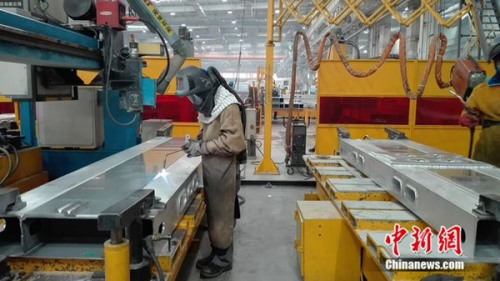 焊接工人正在工作。中新網(wǎng) 邱宇 攝