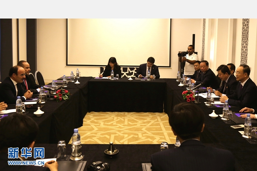 9月19日，在摩洛哥首都拉巴特，中共中央書記處書記、全國(guó)政協(xié)副主席杜青林（右一）會(huì)見摩洛哥真實(shí)性與現(xiàn)代黨總書記奧馬里（左一）。應(yīng)摩洛哥參議院邀請(qǐng)，中共中央書記處書記、全國(guó)政協(xié)副主席杜青林于18日至20日率中共代表團(tuán)訪摩，分別會(huì)見政府首腦本·基蘭、參議長(zhǎng)本希馬、真實(shí)性與現(xiàn)代黨總書記奧馬里等。新華社記者劉鍇攝