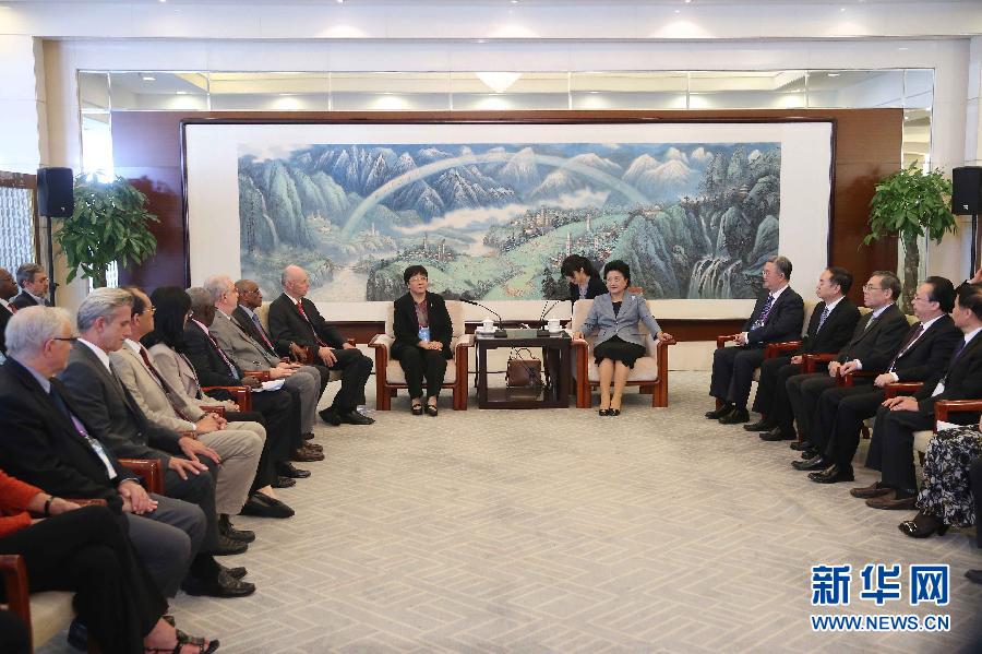 9月28日，國際醫(yī)學科學院組織2016年全體成員大會在北京舉行。國務(wù)院副總理劉延東出席會議并作主旨報告。會前，劉延東集體會見出席大會的主要嘉賓。新華社記者劉衛(wèi)兵攝 