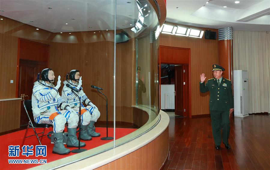 （時(shí)政）范長(zhǎng)龍看望神舟十一號(hào)航天員景海鵬、陳冬