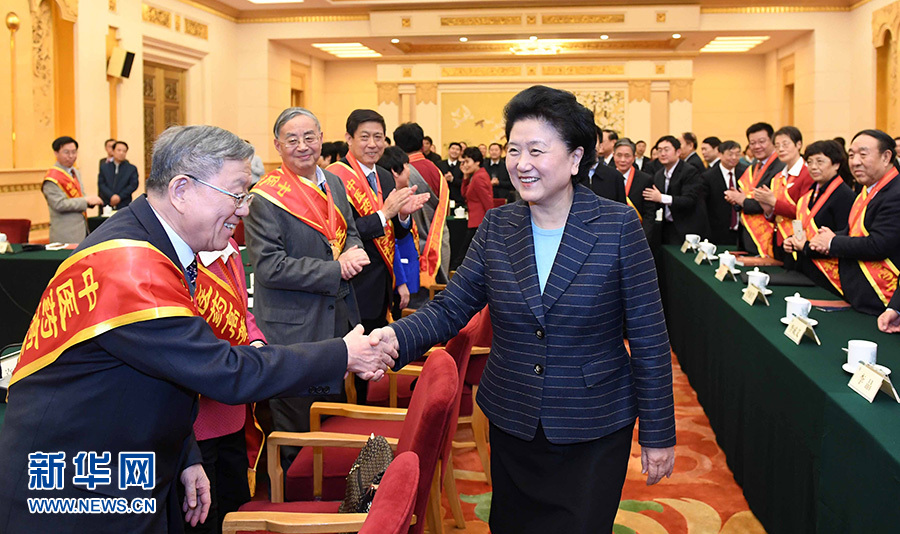 12月29日，中共中央政治局委員、國務(wù)院副總理劉延?xùn)|在北京與中醫(yī)藥高等學(xué)校教學(xué)名師座談。這是座談會前，劉延?xùn)|與獲得表彰的教師握手。新華社記者 張鐸 攝