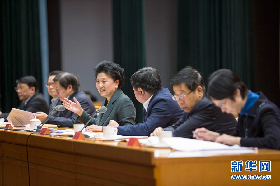 1月16日，中共中央政治局委員、國(guó)務(wù)院副總理劉延?xùn)|在北京出席“加強(qiáng)和改進(jìn)新形勢(shì)下高校思想政治工作專(zhuān)題研討班”開(kāi)班式。 新華社記者崔新鈺 攝