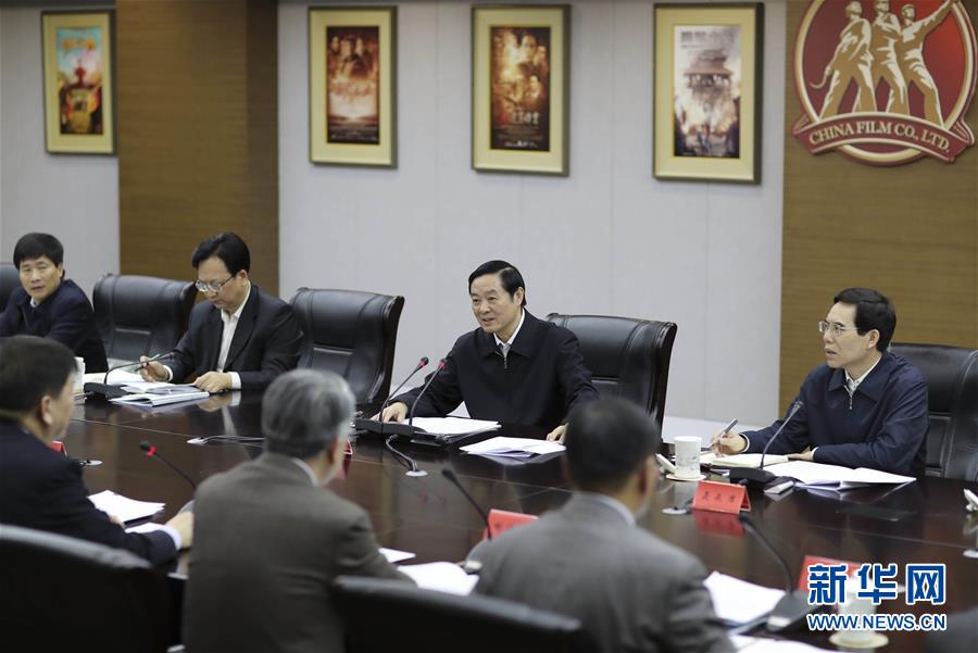 3月1日，中共中央政治局委員、中央書(shū)記處書(shū)記、中宣部部長(zhǎng)劉奇葆在北京中影股份有限公司調(diào)研。 新華社記者 丁林 攝