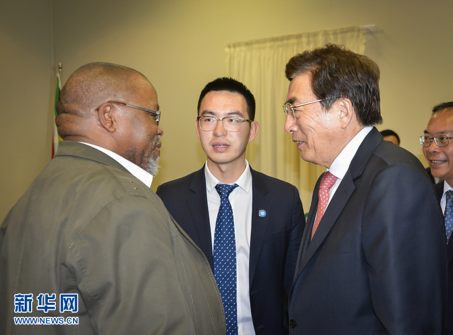 3月26日，中共中央政治局委員、北京市委書記郭金龍（前右）在南非約翰內(nèi)斯堡與執(zhí)政的南非非洲人國(guó)民大會(huì)總書記曼塔謝（前左）舉行工作會(huì)談。  新華社記者趙熙攝