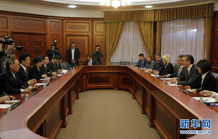 4月12日，塞爾維亞前進(jìn)黨主席、政府總理武契奇（右二）在貝爾格萊德會(huì)見中共中央政治局委員、中央黨的建設(shè)工作領(lǐng)導(dǎo)小組副組長張春賢（左二）。新華社發(fā)（普雷德拉格·米洛薩夫列維奇攝）