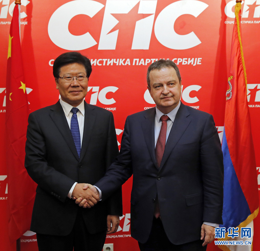 4月13日，中共中央政治局委員、中央黨的建設(shè)工作領(lǐng)導(dǎo)小組副組長張春賢（左）在塞爾維亞貝爾格萊德會(huì)見塞社會(huì)黨主席、政府第一副總理兼外長達(dá)契奇。新華社發(fā)（普雷德拉格·米洛薩夫列維奇攝）