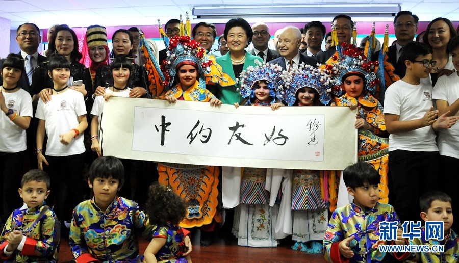 4月20日，在約旦首都安曼，中國(guó)國(guó)務(wù)院副總理劉延?xùn)|（中）考察TAG孔子學(xué)院。 新華社記者林曉蔚攝