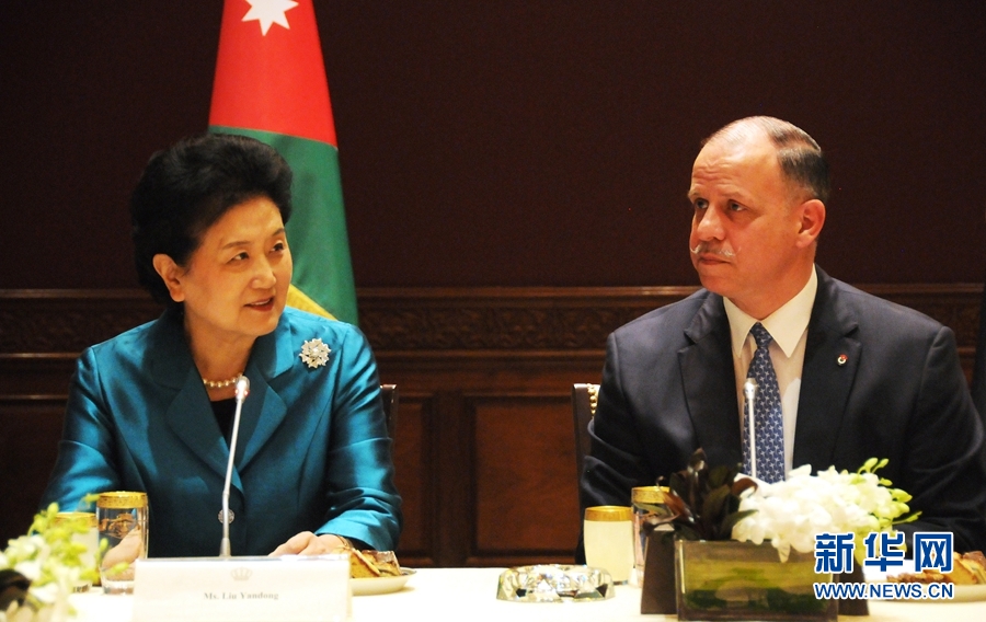 4月20日，在約旦首都安曼，約旦代國(guó)王費(fèi)薩爾（右）會(huì)見(jiàn)中國(guó)國(guó)務(wù)院副總理劉延?xùn)|。 新華社記者林曉蔚攝