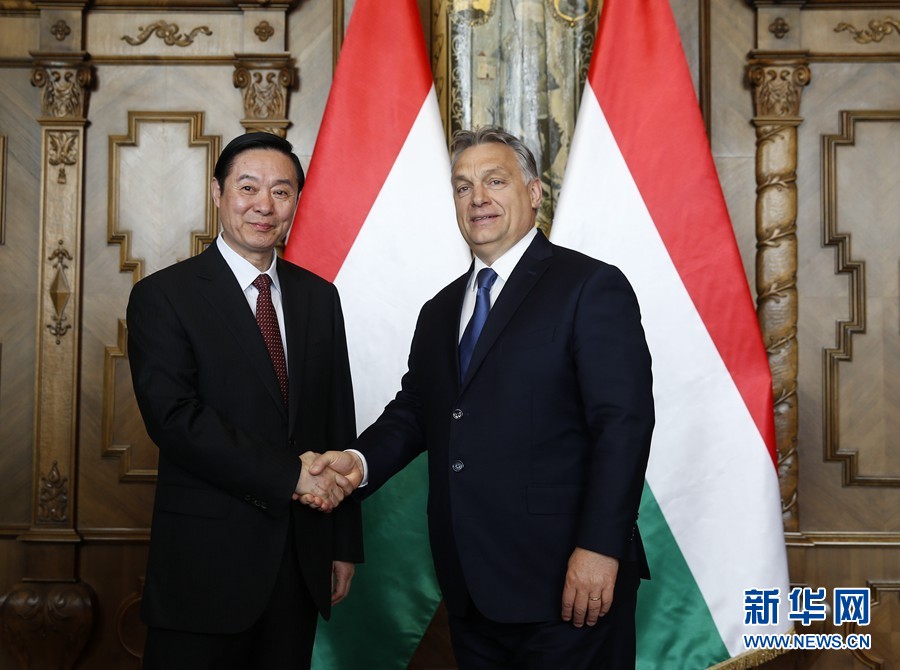 4月24日，在匈牙利首都布達(dá)佩斯，匈牙利總理、青民盟主席歐爾班（右）會(huì)見(jiàn)中共中央政治局委員、中央書(shū)記處書(shū)記、中宣部部長(zhǎng)劉奇葆。新華社記者葉平凡攝
