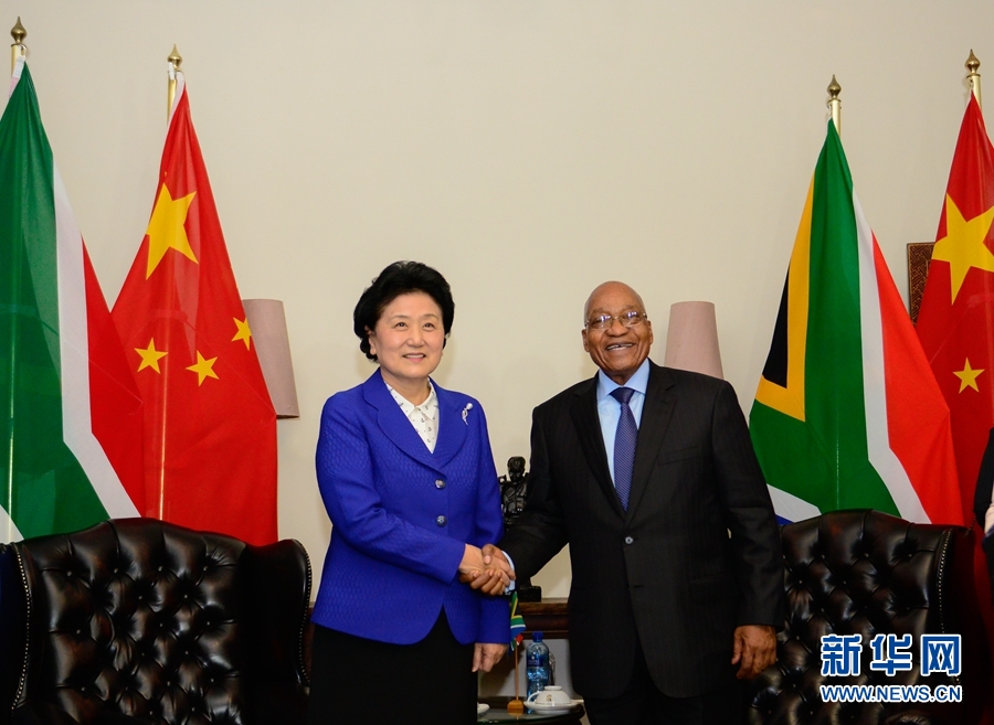 4月25日，南非總統(tǒng)祖馬（右）在比勒陀利亞總統(tǒng)官邸會(huì)見(jiàn)正在對(duì)南非進(jìn)行正式訪問(wèn)并出席中南高級(jí)別人文交流機(jī)制首次會(huì)議的中國(guó)國(guó)務(wù)院副總理劉延?xùn)|。 新華社記者 翟健嵐 攝