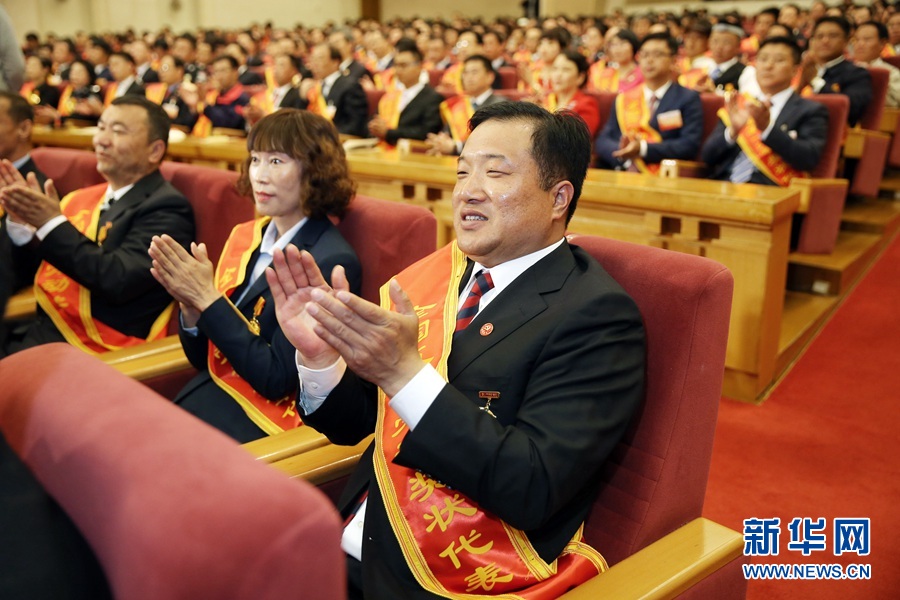 這是與會(huì)代表在表彰大會(huì)上鼓掌。新華社記者 才揚(yáng) 攝