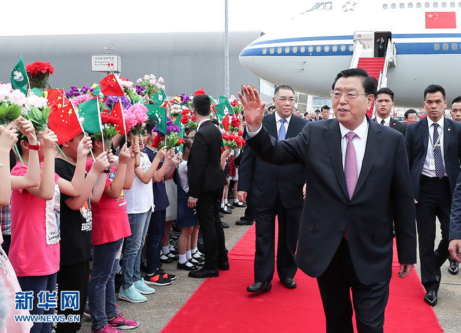 5月8日至10日，中共中央政治局常委、全國人大常委會委員長張德江視察澳門特別行政區(qū)。這是5月8日，張德江抵達澳門國際機場。 新華社記者龐興雷 攝 