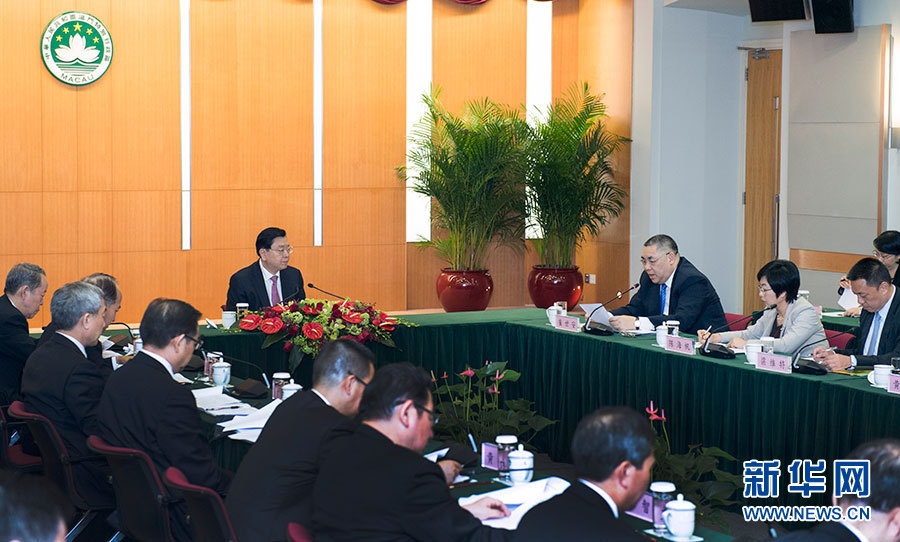 5月8日至10日，中共中央政治局常委、全國人大常委會委員長張德江視察澳門特別行政區(qū)。這是5月8日，張德江聽取澳門特別行政區(qū)政府工作匯報。新華社記者 李學仁 攝