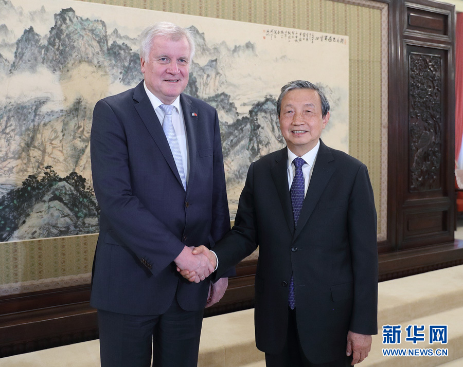 5月10日，國務(wù)院副總理馬凱在北京中南海紫光閣會(huì)見德國巴伐利亞州州長、基社盟主席霍斯特·澤霍費(fèi)爾一行。 新華社記者王曄攝