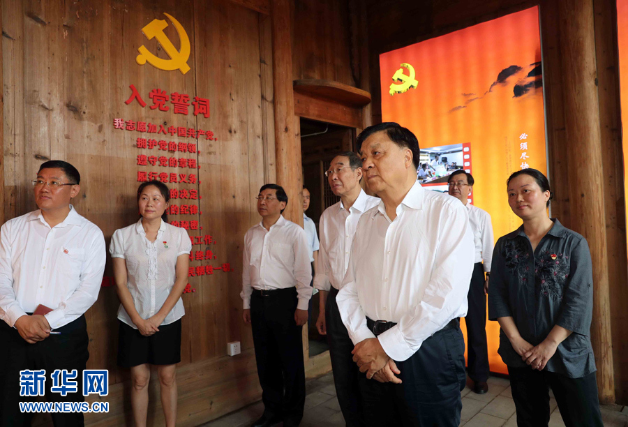 6月8日至10日，中共中央政治局常委、中央書記處書記劉云山在福建調研。這是6月9日，劉云山專程來到政和縣石圳村，深入了解廖俊波的事跡。新華社記者 劉衛(wèi)兵 攝
