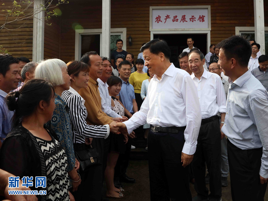 6月8日至10日，中共中央政治局常委、中央書記處書記劉云山在福建調研。這是6月9日，劉云山在周寧縣上洋村與村民親切交談。新華社記者 劉衛(wèi)兵 攝