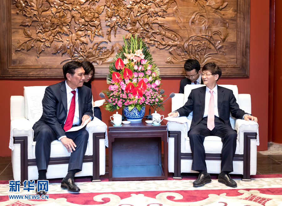6月15日，中共中央政治局委員、中央政法委書記孟建柱在北京會(huì)見印尼總統(tǒng)特使、海洋統(tǒng)籌部長盧胡特。   新華社記者 丁海濤攝