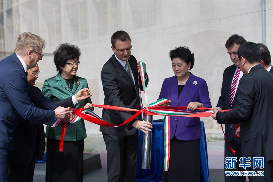 6月18日，在匈牙利布達(dá)佩斯，中國(guó)國(guó)務(wù)院副總理劉延?xùn)|在考察匈牙利塞梅爾維斯醫(yī)科大學(xué)時(shí)為健康學(xué)院新教學(xué)樓奠基。中國(guó)國(guó)務(wù)院副總理劉延?xùn)|18日在布達(dá)佩斯考察匈牙利塞梅爾維斯醫(yī)科大學(xué)并出席中匈中醫(yī)藥教育合作系列活動(dòng)。 新華社發(fā)（弗爾季·奧蒂洛攝） 