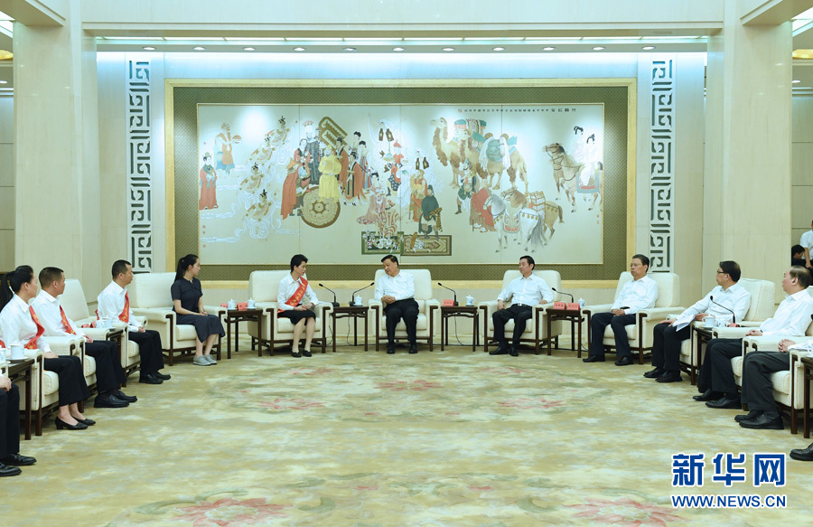 6月21日，廖俊波同志先進(jìn)事跡報(bào)告會(huì)在北京人民大會(huì)堂舉行。報(bào)告會(huì)前，中共中央政治局常委、中央書(shū)記處書(shū)記劉云山會(huì)見(jiàn)報(bào)告團(tuán)成員，代表習(xí)近平總書(shū)記，代表黨中央，向廖俊波同志家屬表示親切慰問(wèn)，并頒發(fā)黨中央追授廖俊波同志&ldquo;全國(guó)優(yōu)秀共產(chǎn)黨員&rdquo;證書(shū)、獎(jiǎng)?wù)?。新華社記者 饒愛(ài)民 攝