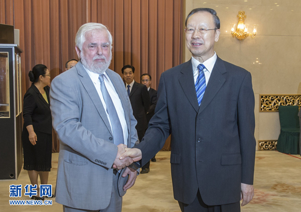 6月28日，中共中央書記處書記、全國政協(xié)副主席、中國經(jīng)濟社會理事會主席杜青林在北京會見歐盟經(jīng)濟社會委員會主席達西斯。 新華社記者 崔新鈺 攝